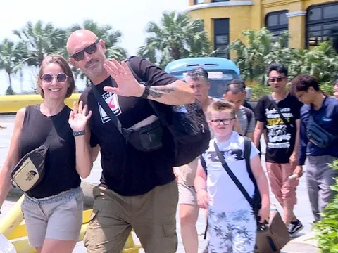 Vịnh Hạ Long đón hàng nghìn du khách quốc tế ngày đầu mở cửa trở lại