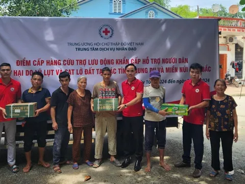 Cấp hàng cứu trợ lưu động giúp người dân bị ảnh hưởng bởi mưa lũ tại Yên Bái