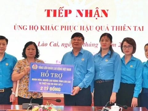 Tổng LĐLĐ Việt Nam trao 2 tỉ đồng hỗ trợ Lào Cai khắc phục thiệt hại do mưa lũ