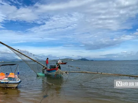 Bình Định: Dùng kích điện đánh bắt cá, chủ tàu cá “3 không” bị xử phạt 7,5 triệu đồng
