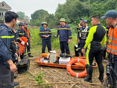 Huy động 30 chiến sĩ trang bị lặn chuyên dụng tiếp cận hiện trường vụ sập cầu Phong Châu