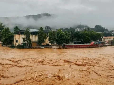 Ứng phó áp thấp nhiệt đới gần Biển Đông có thể mạnh lên thành bão