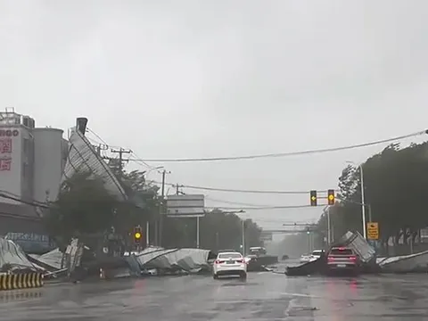 Kinh hoàng khoảnh khắc siêu bão Bebinca đổ bộ vào Thượng Hải