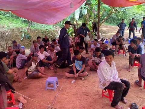 Công an đột kích trường gà, bắt 60 đối tượng, thu giữ hàng trăm triệu đồng