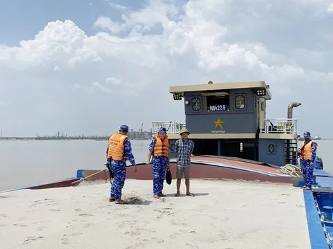 Bắt giữ tàu chở 1.300m3 cát trái phép ở vùng biển giáp ranh Hải Phòng - Quảng Ninh