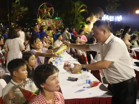 Có một “Trung thu xưa” ấm áp giữa lòng Tây Hồ hiện đại