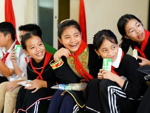 Vinamilk cùng trẻ em vùng khó khăn, sau bão lũ đón Trung thu