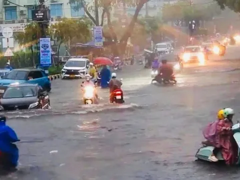 Đà Nẵng nhiều tuyến đường ngập sau một đêm mưa