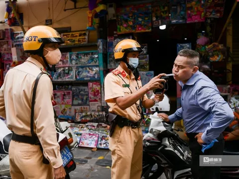 Tuyệt đối nghiêm cấm lợi dụng uy tín, vị trí công tác né tránh xử lý vi phạm giao thông