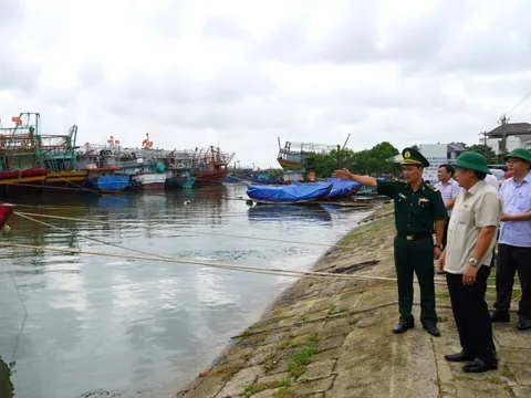 Quảng Trị đôn đốc ứng phó áp thấp nhiệt đới, hỗ trợ người dân chằng chống nhà