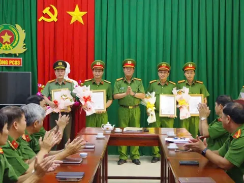 Khen thưởng đột xuất tập thể, cá nhân xuất sắc triệt xóa chuyên án ma túy