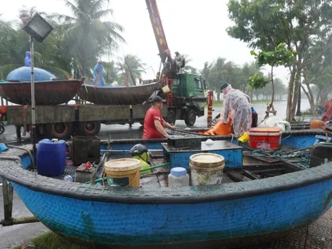 Người dân Đà Nẵng ứng phó bão số 4