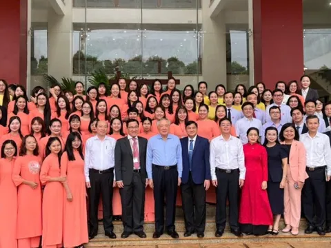 Phó Thủ tướng Thường trực Chính phủ Nguyễn Hòa Bình thăm Trường Hoàng Việt (Đắk Lắk)