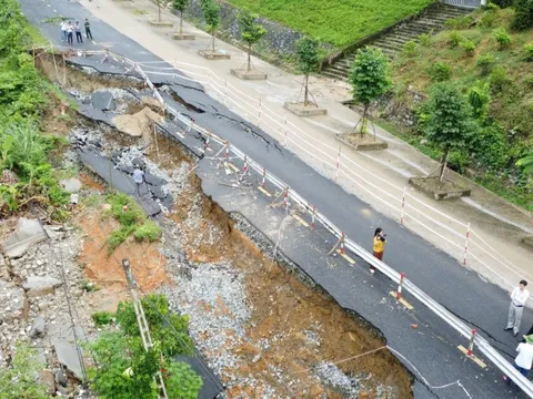 Khẩn trương xử lý sạt lở trên Quốc lộ 15 qua Thanh Hóa