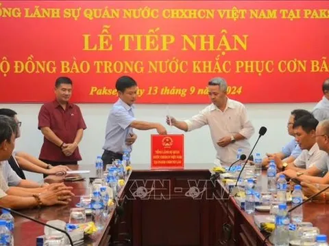 Cộng đồng người Việt Nam tại Lào hỗ trợ nạn nhân bão lũ