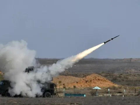 Đoàn xe quân sự Ukraine bị hỏa lực Nga chặn đứng ở vùng Kursk