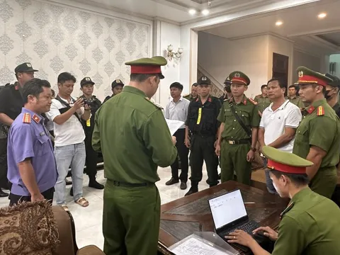 Hàng chục cảnh sát đón lõng, bắt giữ ông trùm "cát tặc" trên đường lẩn trốn