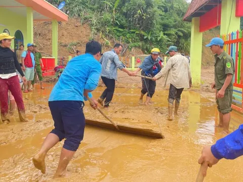 Quảng Nam: Mưa lớn gây sạt lở, di dời khẩn cấp nhiều hộ dân miền núi