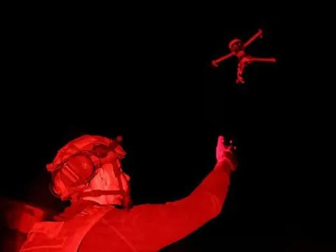 Ông Zelenskiy: Quân đội Ukraine giảm thiểu khả năng tấn công của Nga tại miền Đông