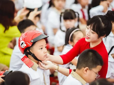 Trao hơn 1,7 triệu mũ bảo hiểm đạt chuẩn cho các em học sinh lớp 1