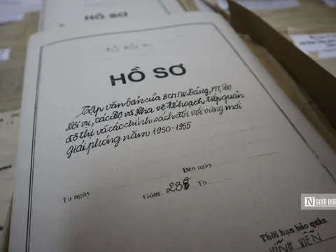 Sống lại thời khắc lịch sử giải phóng Thủ đô qua tài liệu lưu trữ