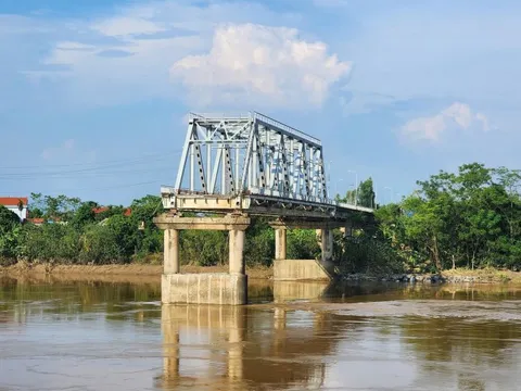 Hơn 9 tỷ đồng trục vớt cầu Phong Châu bị sập