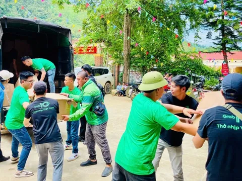 Grab Việt Nam trao tặng 1.500 phần quà cho người dân bị ảnh hưởng bởi bão, lũ miền Bắc