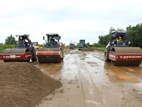 Cát về đủ, nỗ lực tăng tốc bù tiến độ cho cao tốc Cần Thơ-Cà Mau