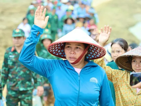 Xúc động ngày chia tay lực lượng quân đội cứu nạn ở Làng Nủ