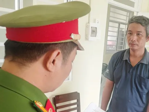 Khởi tố người đàn ông dùng xăng đốt chủ nợ bất thành