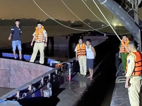 CSGT mật phục bắt giữ 2 tàu khai thác cát trái phép trên sông Hồng