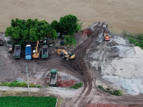 Hà Nội: Bến cát không phép hoạt động trở lại dù buộc phải di dời