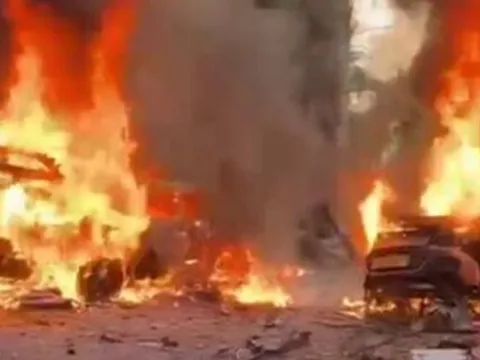 Israel tiếp tục không kích, 100 vị trí của Hezbollah bị tấn công, kho chứa tên lửa nổ tung