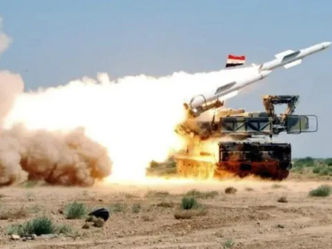 Hơn 13 mục tiêu bị phòng không Syria đánh chặn gần căn cứ Nga ở Tartus