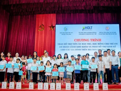 Huyện Ứng Hòa: Trao hỗ trợ tiền ăn bán trú, học bổng, sinh kế cho 212 trẻ em có hoàn cảnh khó khăn