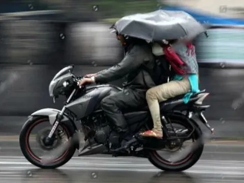 Người ngồi sau xe máy che ô vẫn sẽ bị phạt, mức phạt không hề nhẹ