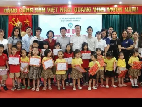 Quận Ba Đình tặng quà cho học sinh khó khăn bị ảnh hưởng bởi bão