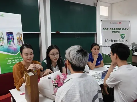 Sinh viên tài chính 'song bằng' trải nghiệm kết nối tuyển dụng