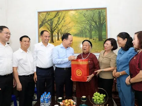 Chủ tịch HĐND Thành phố Nguyễn Ngọc Tuấn thăm, tặng quà Mẹ Việt Nam Anh hùng Quận Tây Hồ