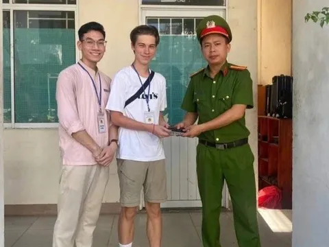 Mua iPhone trộm cắp rồi yêu cầu du khách mang tiền đến chuộc