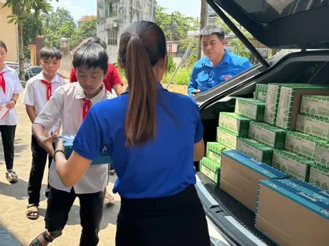 Chương trình 'Vượt thiên tai – Tiếp bước tương lai' của Vinamilk hỗ trợ 6 tỷ đồng cho trẻ em vùng bão lũ