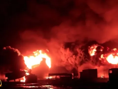 Israel tấn công dữ dội cảng biển và nhà máy điện của Yemen