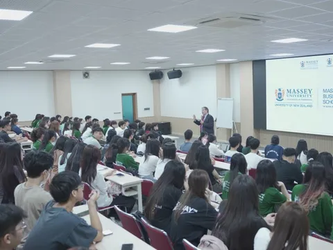 HSB khơi gợi tinh thần khởi nghiệp cho tân sinh viên