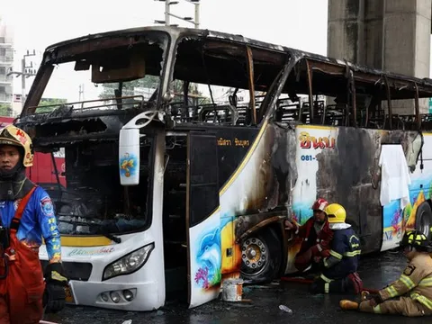 Thái Lan: Xe buýt chở 38 học sinh chìm trong biển lửa