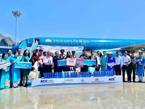 Vietnam Airlines chào đón hành khách thứ 9 triệu đến Khánh Hòa