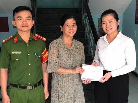 Vui mừng nhận lại 300 triệu đồng chuyển nhầm cho người lạ