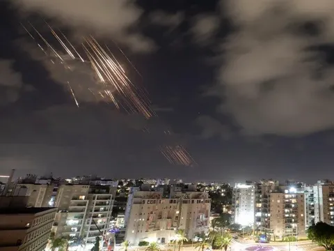 Iran tấn công Israel: Khoảnh khắc tên lửa rực sáng bầu trời đêm