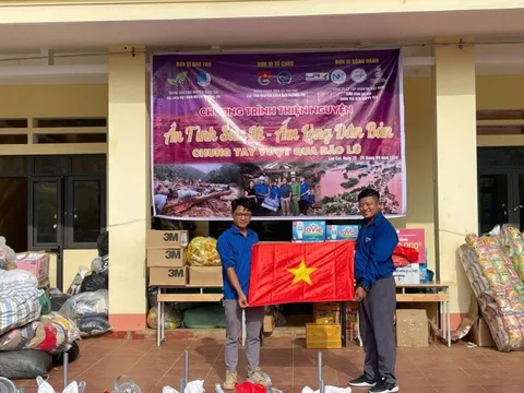 Mang yêu thương đến người dân vùng lũ