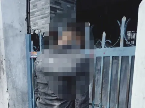 Điều tra vụ thi thể người đàn ông treo trên hàng rào sắt