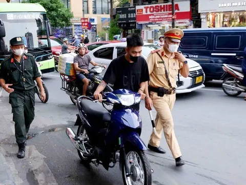 Yêu cầu CSGT chứng minh vi phạm mới đưa giấy tờ, đúng hay sai?